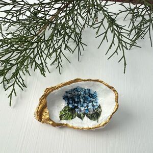•3/$25• NWT Decorated Blue Hydrangea 3” Oyster Shell
